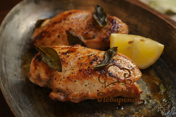 Nella prima fase, non è necessario friggere il pollo nella padella troppo a lungo, quanto basta per un eccesso di 5 minuti in modo che il pollo abbia il tempo di rosolare su tutti i lati