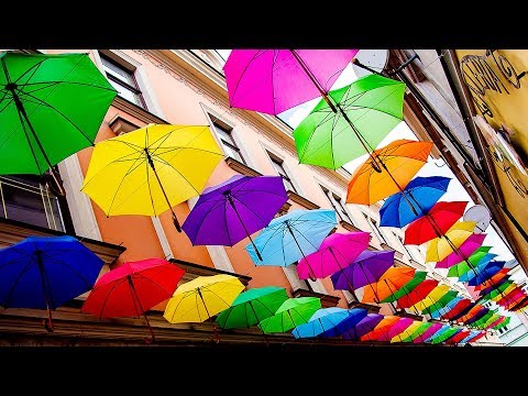 Установка разноцветных зонтиков, созданных в Старом городе Тарнова, показывает, что, поднимая глаза, мы можем видеть больше, чем мы думаем, - цвета стимулируют мозг человека и могут передавать очень специфические сообщения