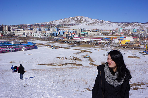Кенинг Чжу CC '14 в поездке в Эрдэнэт - второй по величине город в Монголии - известный своей горнодобывающей промышленностью