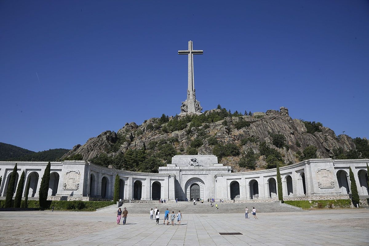 Комплекс, увенчанный огромным крестом, расположен в горах   50 километров от Мадрида